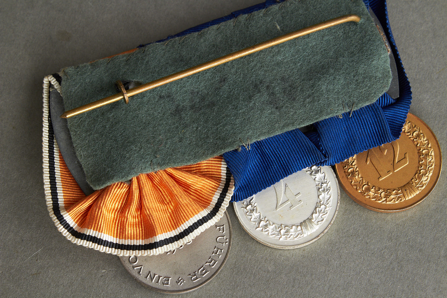 3-Place Medal Bar. Original.