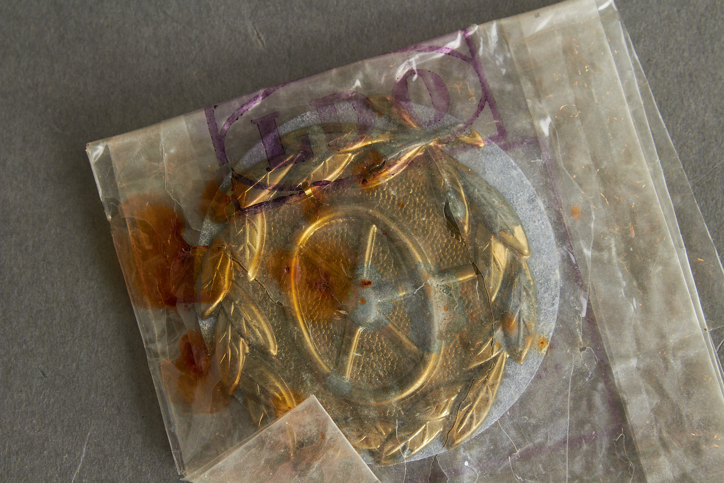 Drivers Badge "Kraftfahrbewährungsabzeichen in Gold". In LDO Zelluloid Bag. Original.