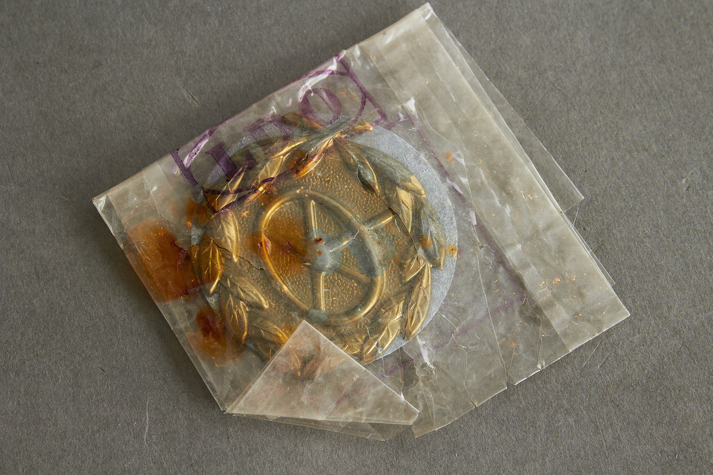 Drivers Badge "Kraftfahrbewährungsabzeichen in Gold". In LDO Zelluloid Bag. Original.