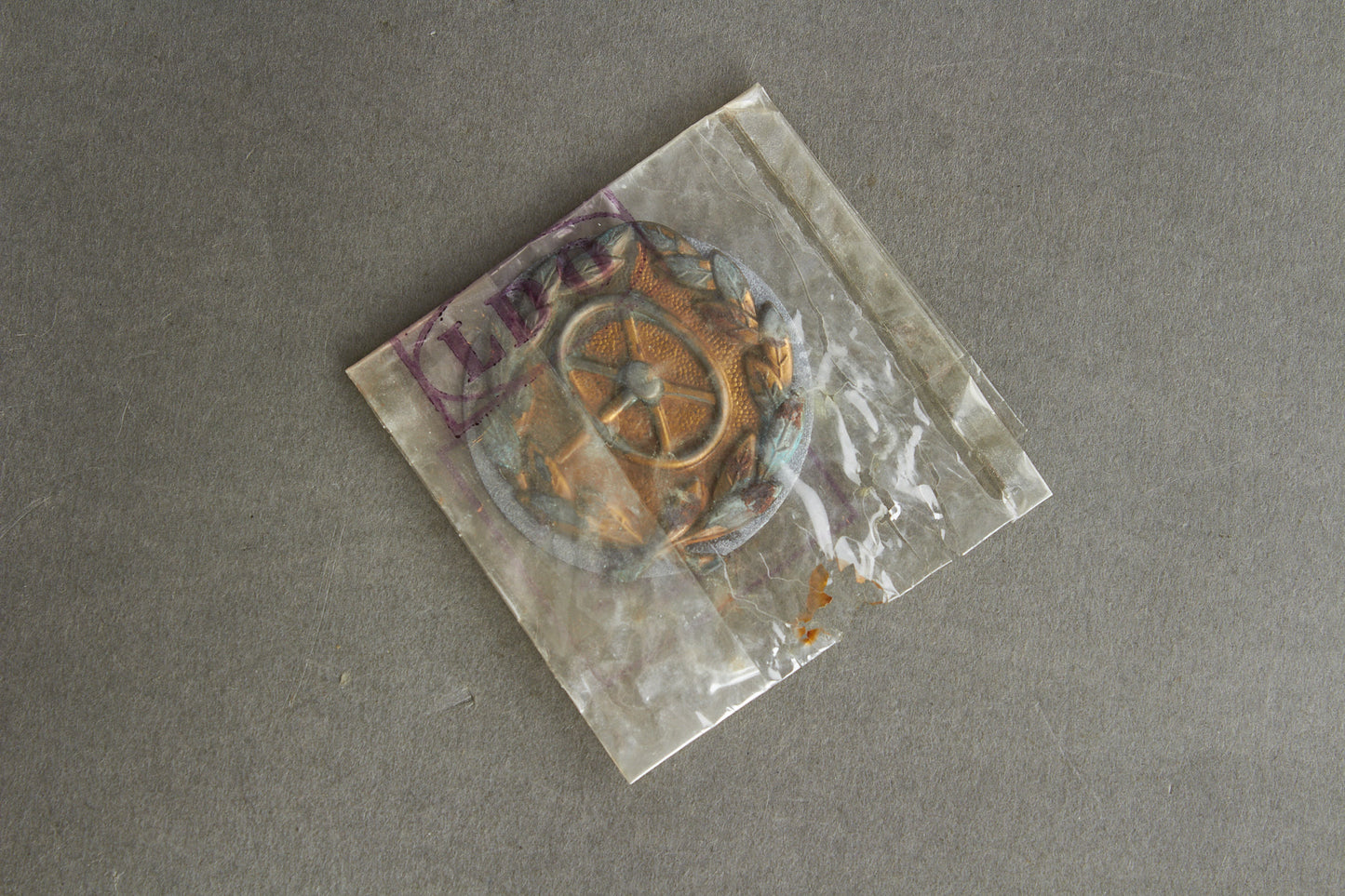 Drivers Badge "Kraftfahrbewährungsabzeichen in Gold". In LDO Zelluloid Bag. Original.