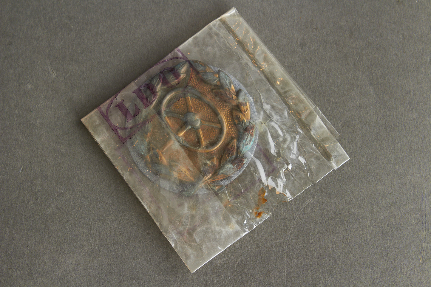 Drivers Badge "Kraftfahrbewährungsabzeichen in Gold". In LDO Zelluloid Bag. Original.