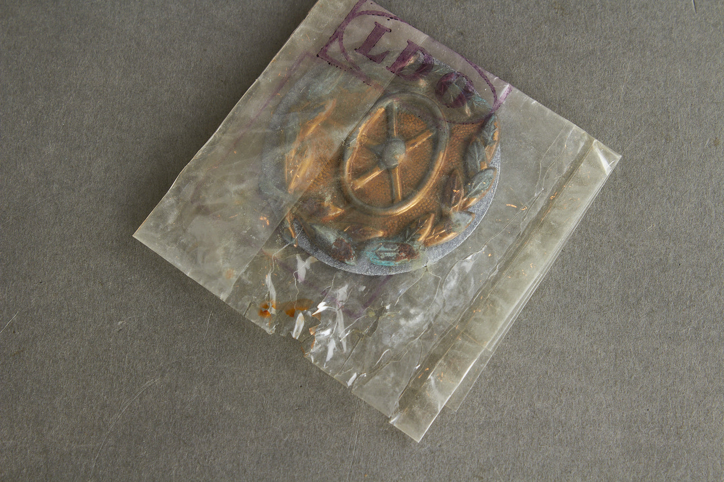 Drivers Badge "Kraftfahrbewährungsabzeichen in Gold". In LDO Zelluloid Bag. Original.