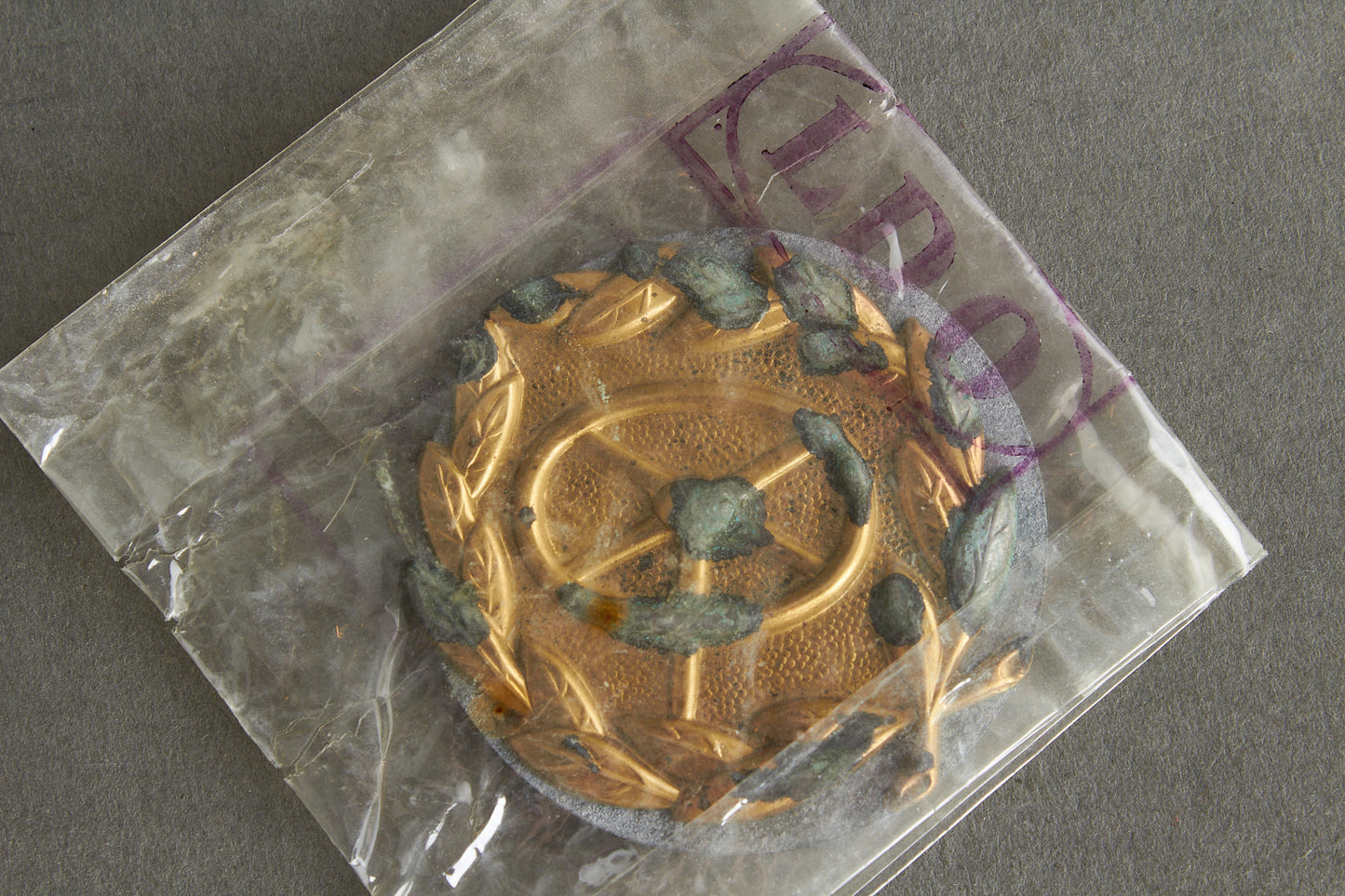 Drivers Badge "Kraftfahrbewährungsabzeichen in Gold". In LDO Zelluloid Bag. Original.