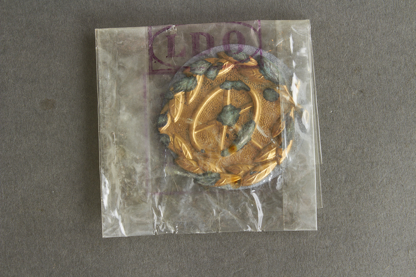 Drivers Badge "Kraftfahrbewährungsabzeichen in Gold". In LDO Zelluloid Bag. Original.
