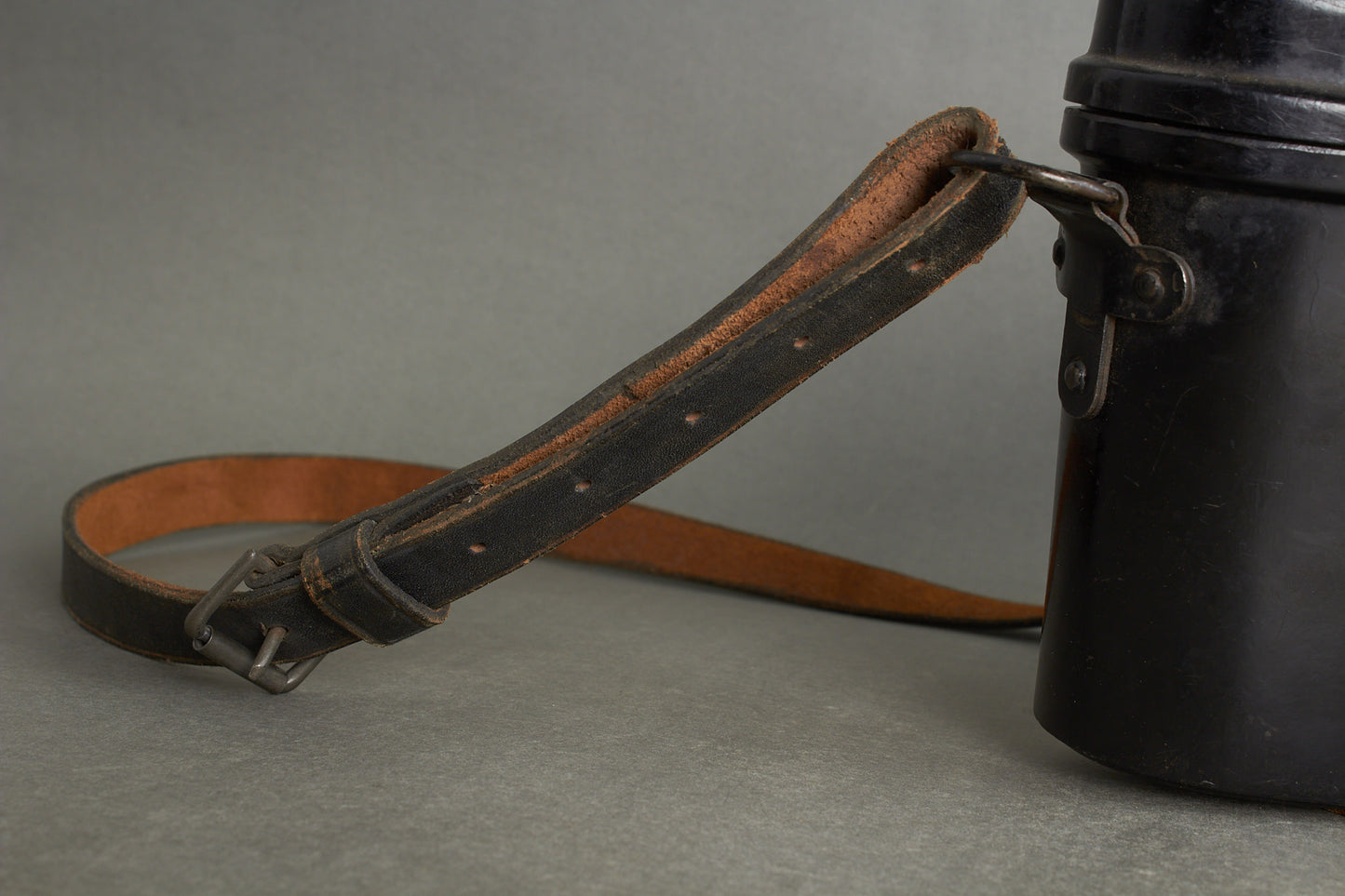 Heer 6×30 binoculars "Dienstglas" by ddx. Complete set with bakelite case and carrying strap. Original.