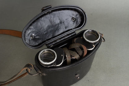 Heer 6×30 binoculars "Dienstglas" by ddx. Complete set with bakelite case and carrying strap. Original.