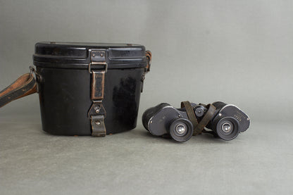 Heer 6×30 binoculars "Dienstglas" by ddx. Complete set with bakelite case and carrying strap. Original.
