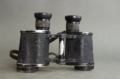 Heer 6×30 binoculars "Dienstglas" by ddx. Complete set with bakelite case and carrying strap. Original.