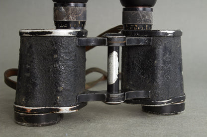 Heer 6×30 binoculars "Dienstglas" by ddx. Complete set with bakelite case and carrying strap. Original.