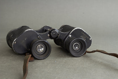 Heer 6×30 binoculars "Dienstglas" by ddx. Complete set with bakelite case and carrying strap. Original.