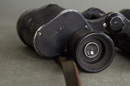 Heer 6×30 binoculars "Dienstglas" by ddx. Complete set with bakelite case and carrying strap. Original.