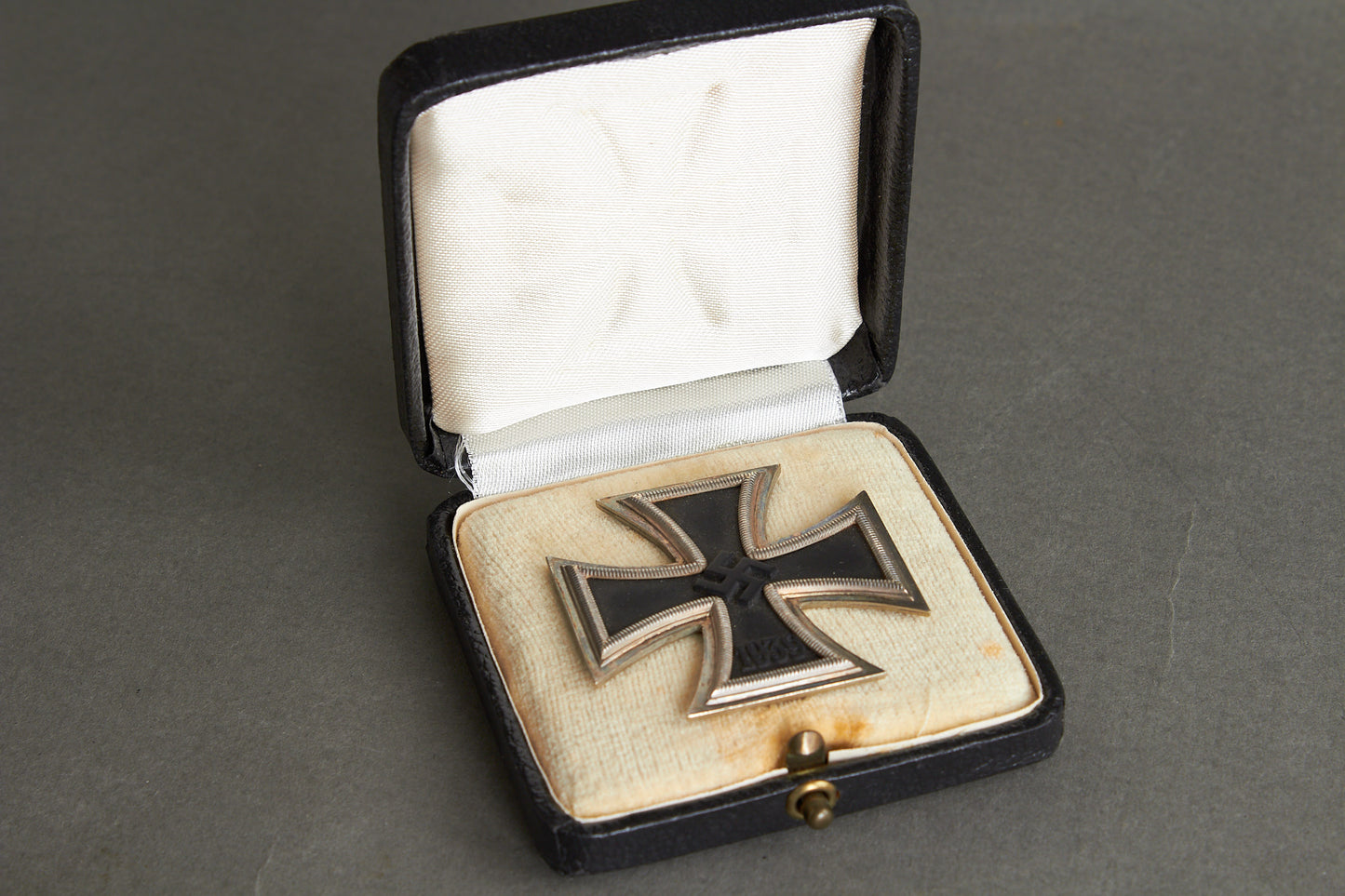 Iron Cross "Eisernes Kreuz" 1. Class in Box. Original.