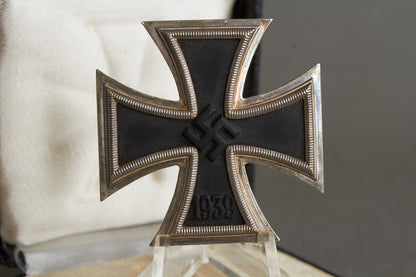 Iron Cross "Eisernes Kreuz" 1. Class in Box. Original.