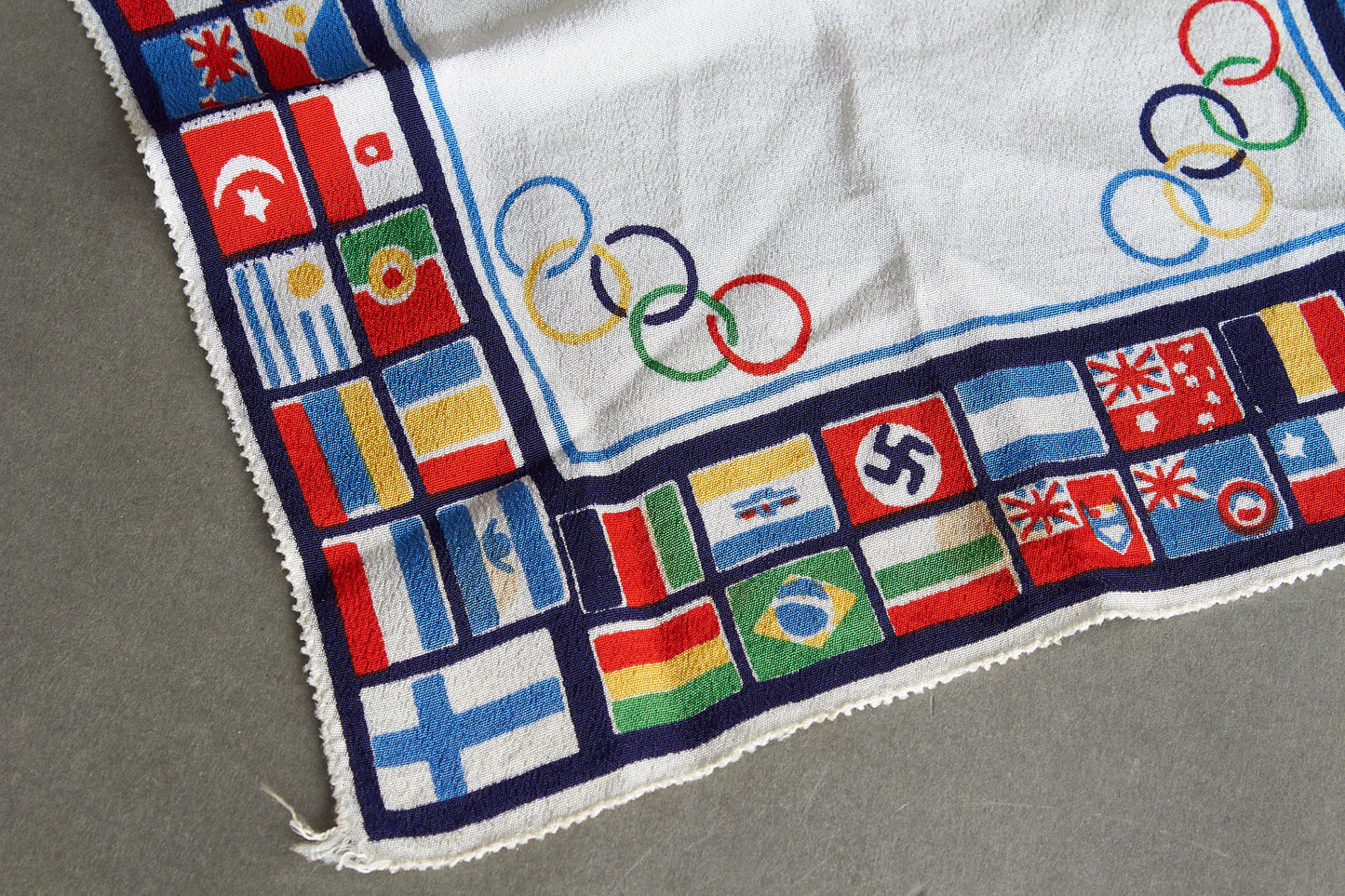 "Olympischen Spiele 1936 Berlin" Colorful remembrance Silk Scarf. Original.
