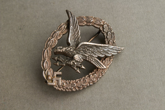 Luftwaffe "Fliegerschützenabzeichen mit Blitzbündel". Buntmetall. Maker "B&NL" Original.