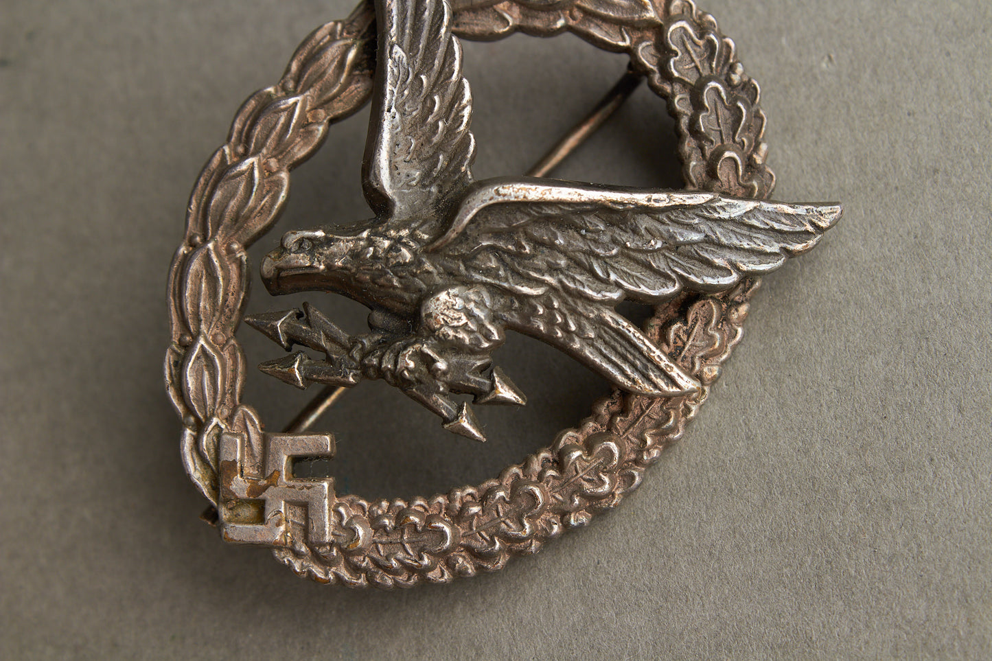 Luftwaffe "Fliegerschützenabzeichen mit Blitzbündel". Buntmetall. Maker "B&NL" Original.