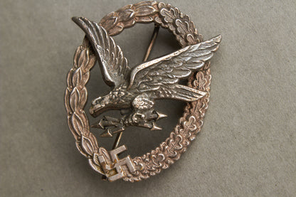 Luftwaffe "Fliegerschützenabzeichen mit Blitzbündel". Buntmetall. Maker "B&NL" Original.