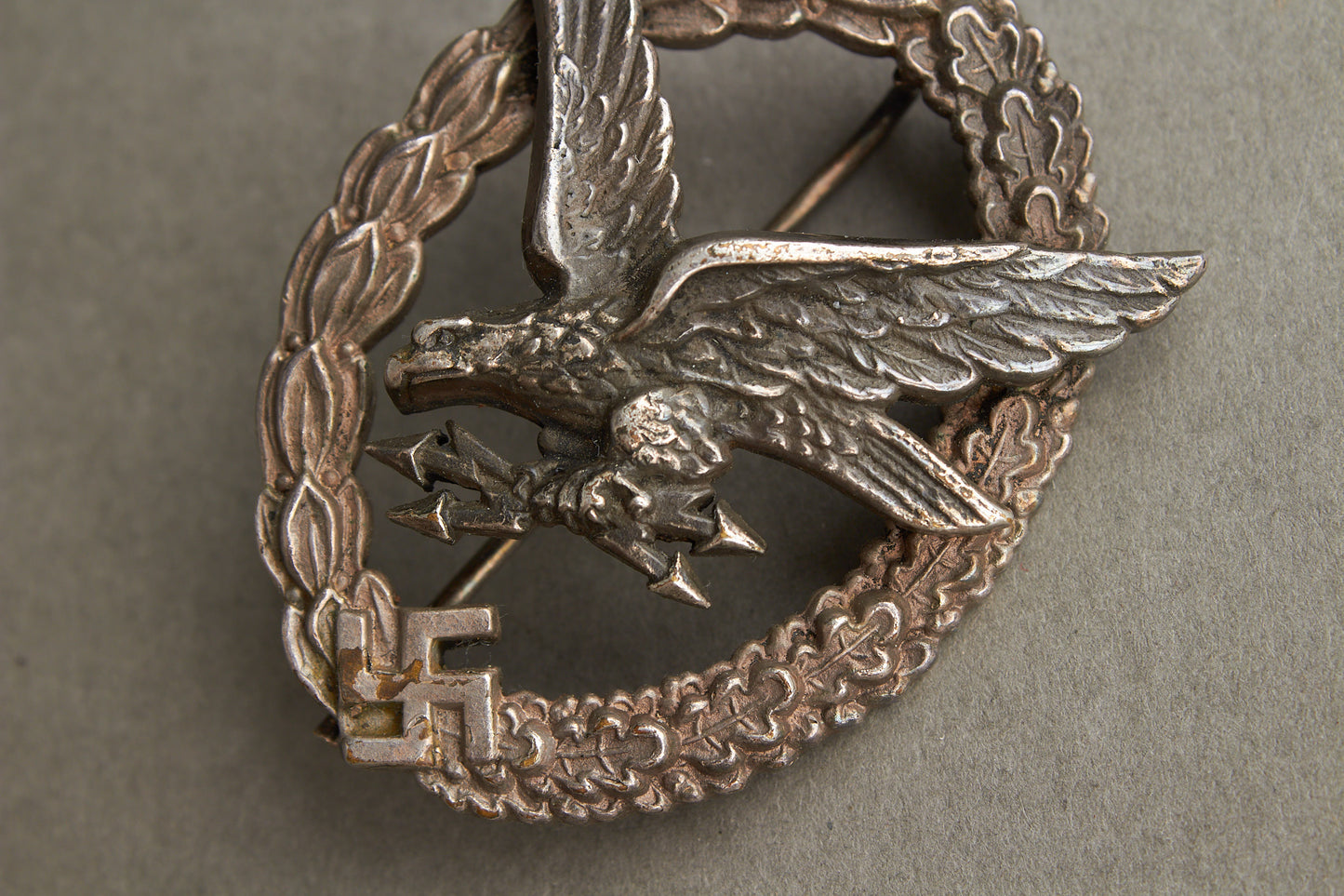 Luftwaffe "Fliegerschützenabzeichen mit Blitzbündel". Buntmetall. Maker "B&NL" Original.