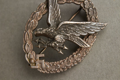 Luftwaffe "Fliegerschützenabzeichen mit Blitzbündel". Buntmetall. Maker "B&NL" Original.