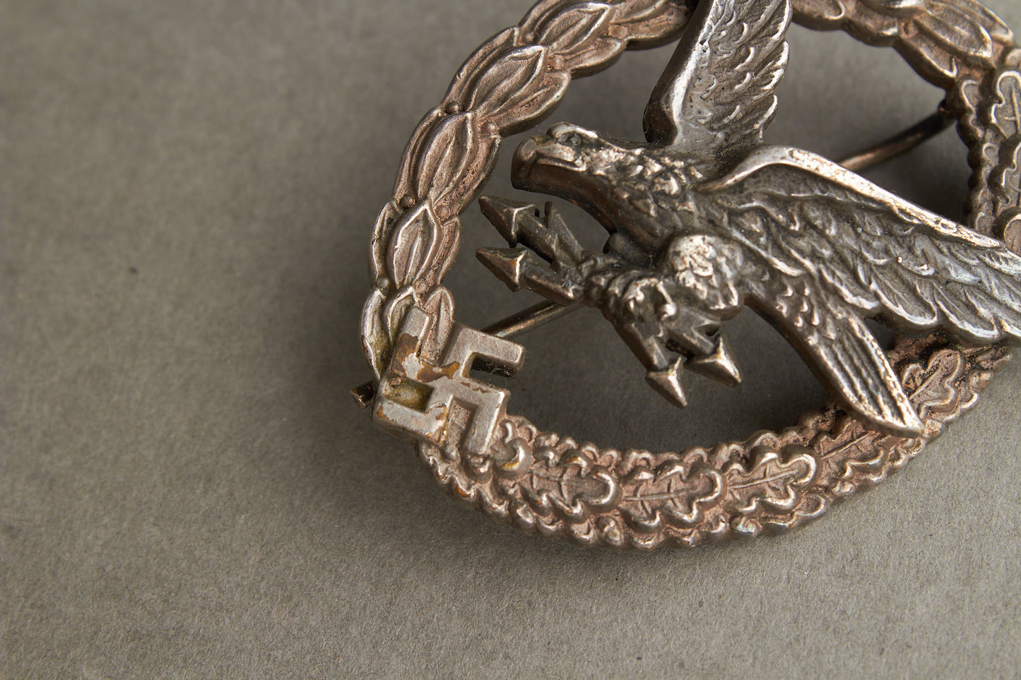 Luftwaffe "Fliegerschützenabzeichen mit Blitzbündel". Buntmetall. Maker "B&NL" Original.