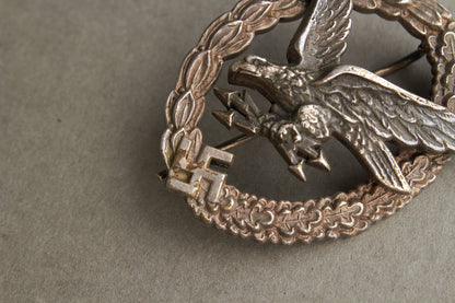 Luftwaffe "Fliegerschützenabzeichen mit Blitzbündel". Buntmetall. Maker "B&NL" Original.