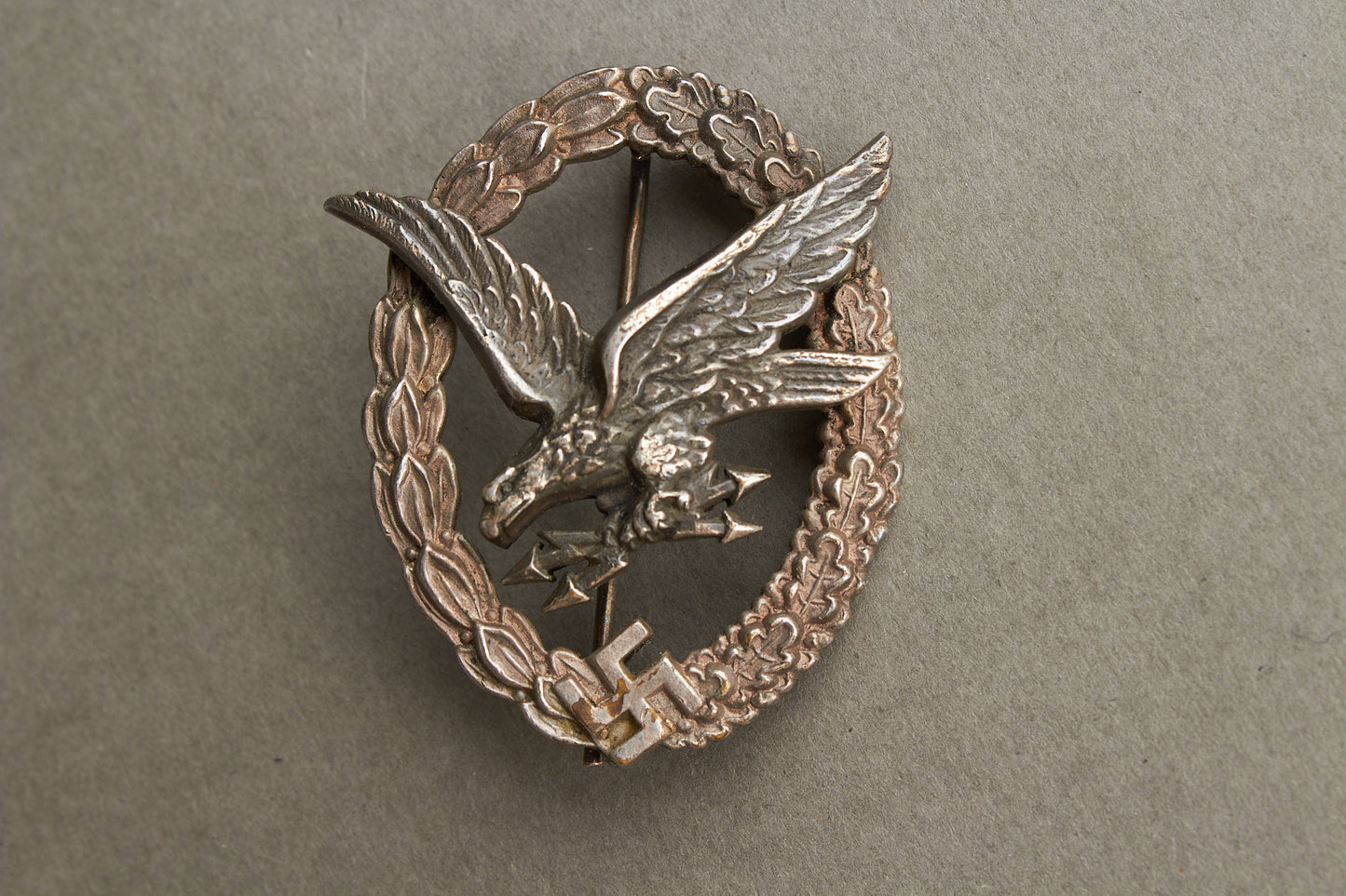 Luftwaffe "Fliegerschützenabzeichen mit Blitzbündel". Buntmetall. Maker "B&NL" Original.