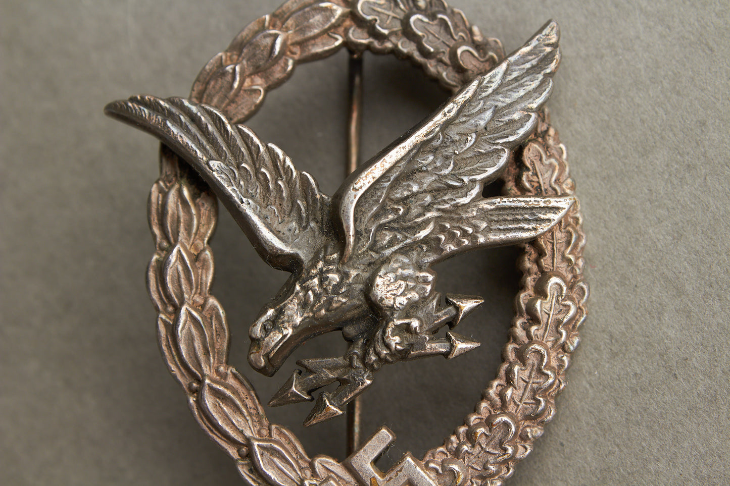 Luftwaffe "Fliegerschützenabzeichen mit Blitzbündel". Buntmetall. Maker "B&NL" Original.