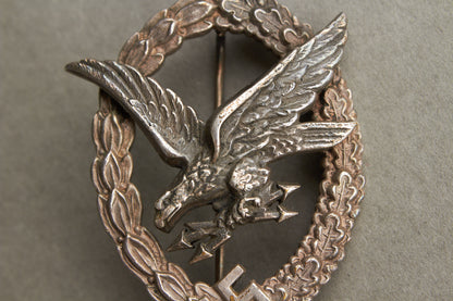 Luftwaffe "Fliegerschützenabzeichen mit Blitzbündel". Buntmetall. Maker "B&NL" Original.