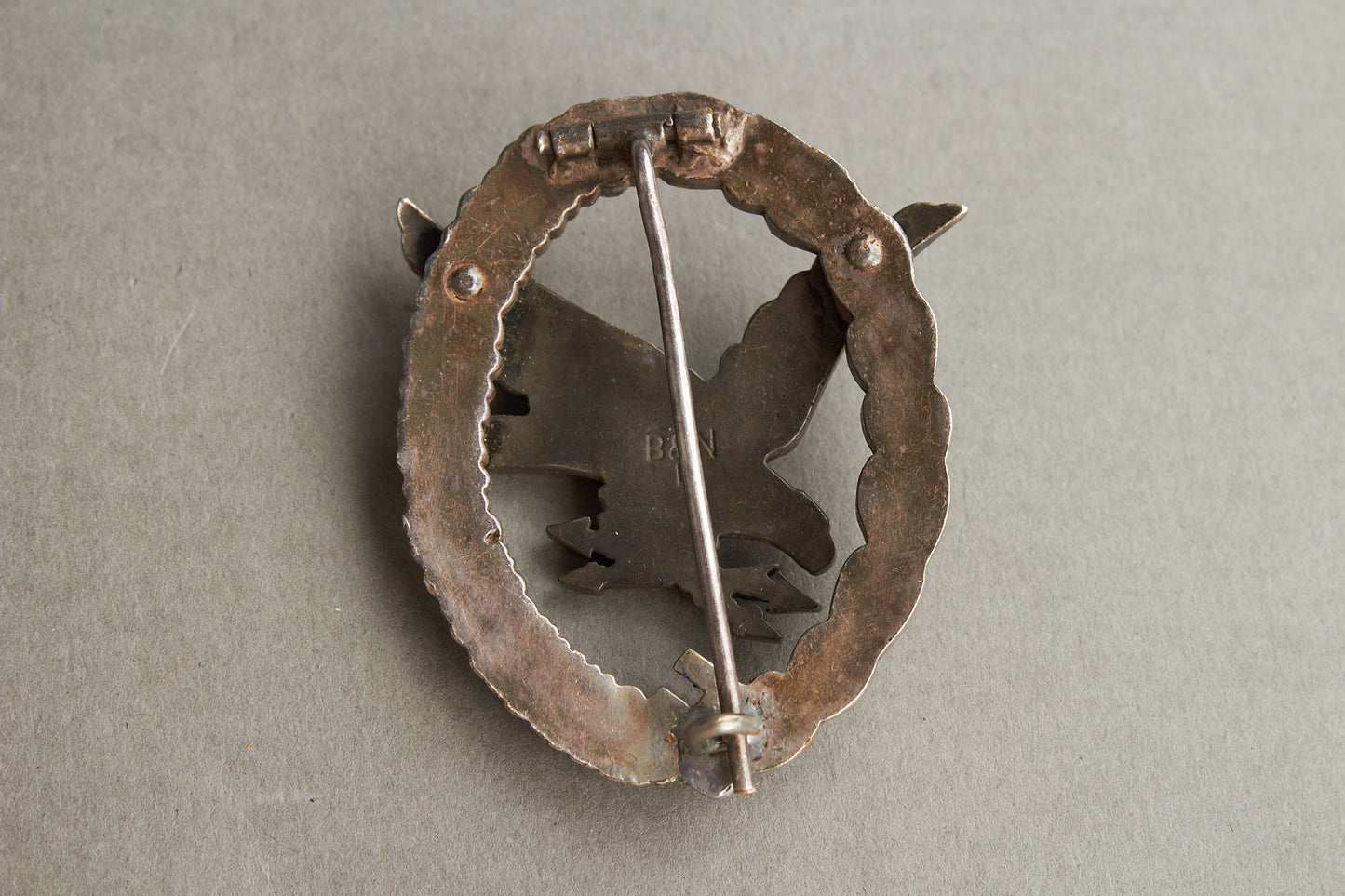 Luftwaffe "Fliegerschützenabzeichen mit Blitzbündel". Buntmetall. Maker "B&NL" Original.