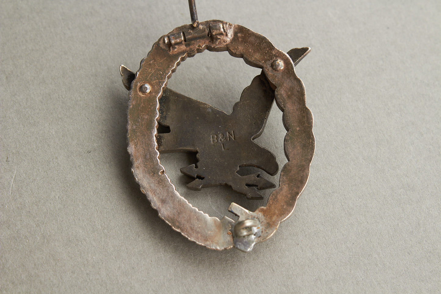 Luftwaffe "Fliegerschützenabzeichen mit Blitzbündel". Buntmetall. Maker "B&NL" Original.