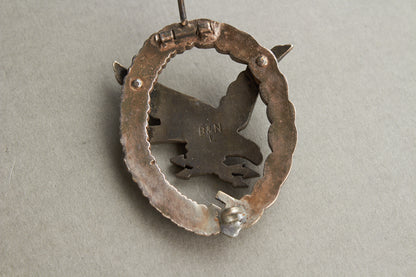 Luftwaffe "Fliegerschützenabzeichen mit Blitzbündel". Buntmetall. Maker "B&NL" Original.