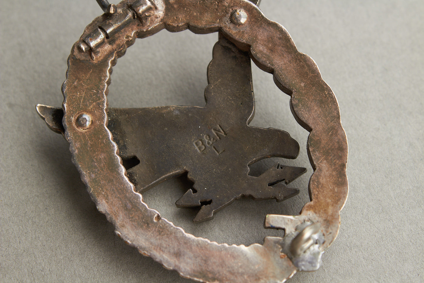 Luftwaffe "Fliegerschützenabzeichen mit Blitzbündel". Buntmetall. Maker "B&NL" Original.