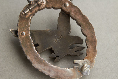 Luftwaffe "Fliegerschützenabzeichen mit Blitzbündel". Buntmetall. Maker "B&NL" Original.