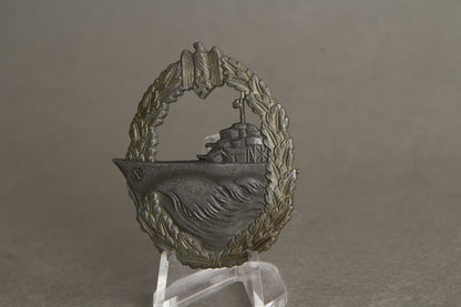 Kriegsmarine "Zerstörer-Kriegsabzeichen". Maker marked "S.H.u.Co". Original.
