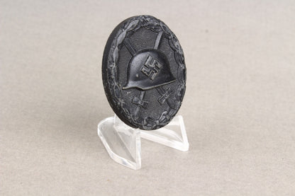 Wound Badge in Black. Maker marked "E.S.R". Original.