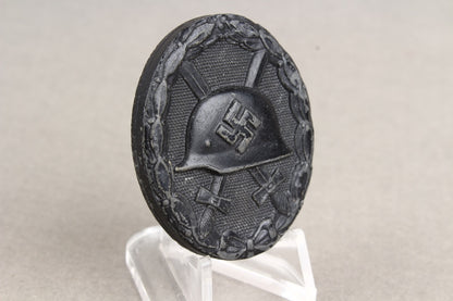 Wound Badge in Black. Maker marked "E.S.R". Original.