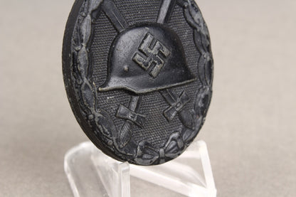 Wound Badge in Black. Maker marked "E.S.R". Original.