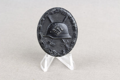 Wound Badge in Black. Maker marked "E.S.R". Original.
