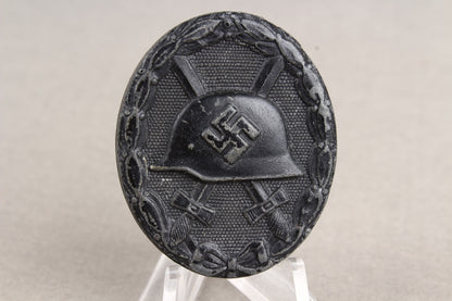 Wound Badge in Black. Maker marked "E.S.R". Original.