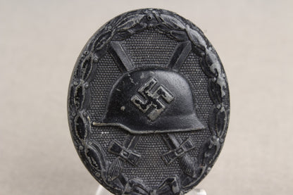 Wound Badge in Black. Maker marked "E.S.R". Original.