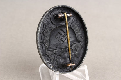 Wound Badge in Black. Maker marked "E.S.R". Original.