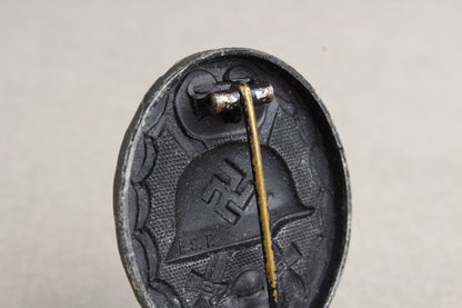 Wound Badge in Black. Maker marked "E.S.R". Original.