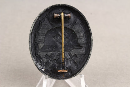 Wound Badge in Black. Maker marked "E.S.R". Original.