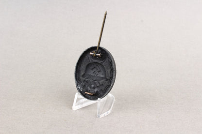 Wound Badge in Black. Maker marked "E.S.R". Original.