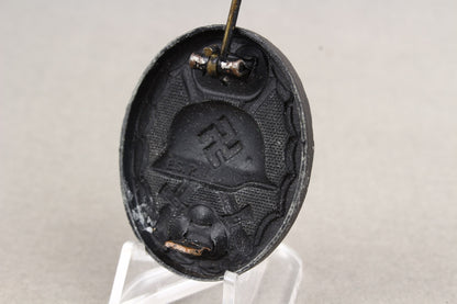 Wound Badge in Black. Maker marked "E.S.R". Original.