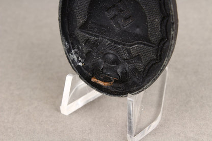 Wound Badge in Black. Maker marked "E.S.R". Original.
