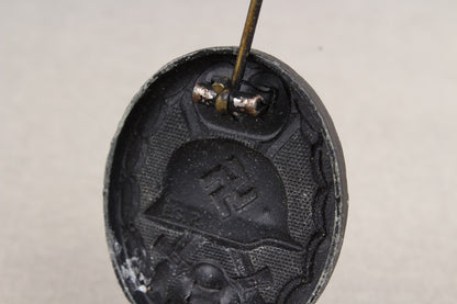 Wound Badge in Black. Maker marked "E.S.R". Original.