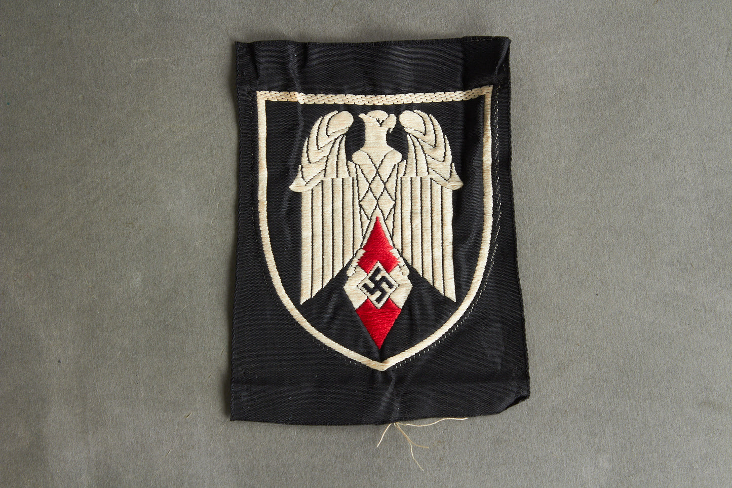 HJ (Hitler Jugend) "Ärmelabzeichen für Gefolgschaftsfahnenträger". Unused. RARE! Original.