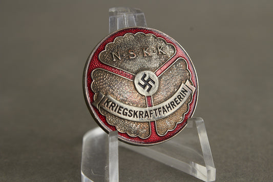 NSKK (Nationalsozialistisches Kraftfahrkorps) "Kriegskraftfahrerin" Brosche. Rare. Original.