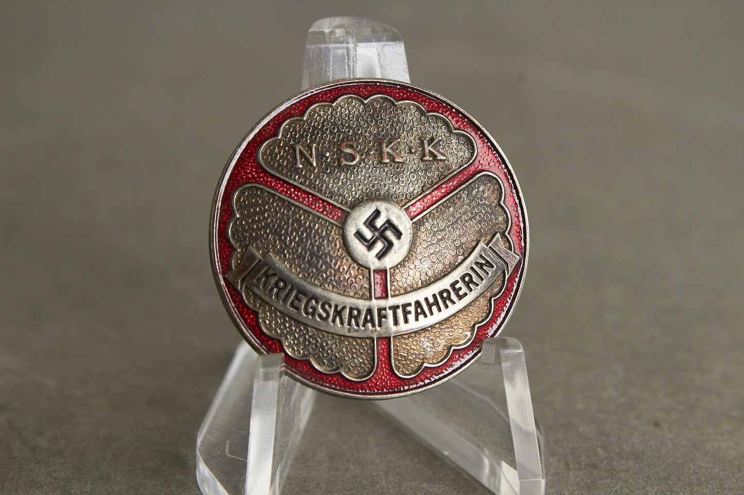 NSKK (Nationalsozialistisches Kraftfahrkorps) "Kriegskraftfahrerin" Brosche. Rare. Original.